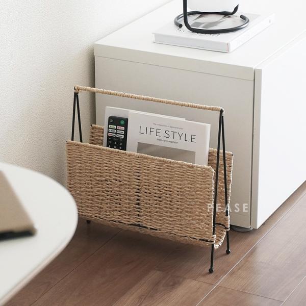 ブラックのフレームにナチュラルなベージュカラーのペーパーコードを編み込んだマガジンラックす。このマガジンラックは、雑誌や新聞などをスタイリッシュに収納できます。狭いスペースでも場所を取らずに設置できるため、テーブルの近くやソファやベッドサイ...