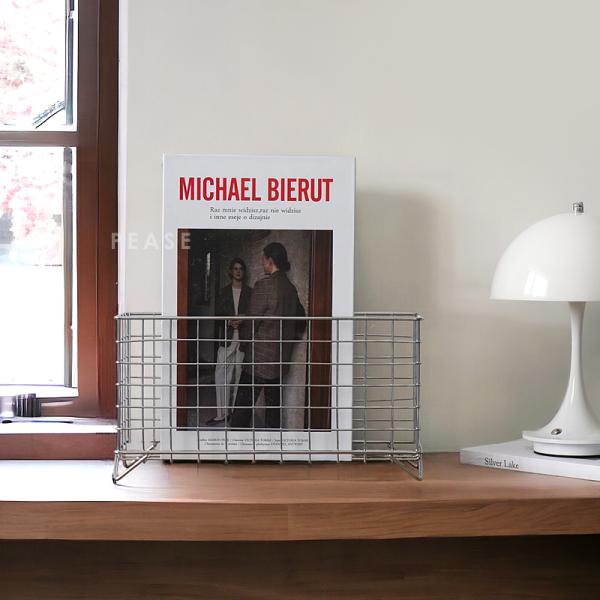 スタイリッシュなワイヤーバスケットです。アイアン素材でできており、どんなお部屋にも馴染むシンプルなデザインをしています。そのサイズは横幅約27.5cm、奥行約9cm、高さ約14.5cmです。小さすぎず、大きすぎず、ちょうど良いこのアイテムは...