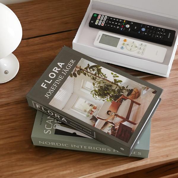 本の形をしたボックスは、ただの収納ボックスにとどまりません。お部屋の中で本物の本のように自然に溶け込むデザインです。本棚に並べても、テーブルの上に置いても、実際の本のように見えます。このブック型ボックスは、インテリアとしてのおしゃれさはもち...