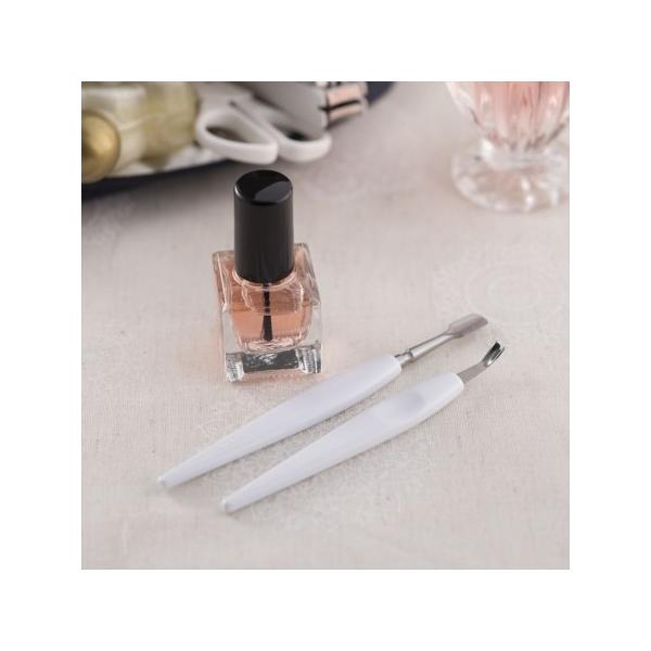 ■商品説明■ルースキューティクルと甘皮を処理して清潔感のある健康的な美爪に導くアイテム3点セットです。【ポイント】１、プッシャー:ヘラ部分のエッジにより、甘皮を押すだけでなく、ルースキューティクルの処理もできるプッシャーです。爪のカーブに合...