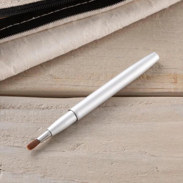 なめらかでコシのあるリップブラシ。携帯に便利なスライドタイプです。