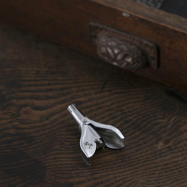 鼻孔をいためず鼻毛をカットする回転式鼻毛カッター、お掃除用ブラシ付きです。