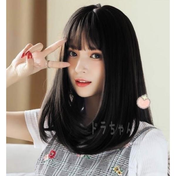 カラー：黒(ブラック) 長さ：セミロングサイズ：フリーサイズ材質：高級耐熱ファイバー（140℃~180℃)◇サイズ◇前髪：約15cm後髪：約45cmテカらず自然でナチュラルな質感のレディースウィッグです。人工頭皮で馴染み易いので、ウィッグを...