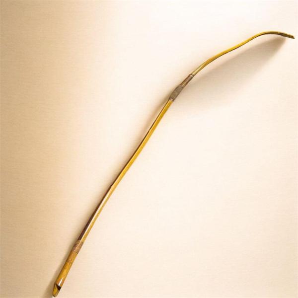 一燈斎（いっとうさい）の銘が入った竹弓です。弓道で使用されていた和弓となります。【商品情報】・種類：竹弓（和弓）・銘：一燈斎（刻印・記載あり）・全長：約225cm・素材：竹・付属品：なし（弓本体のみ）【状態について】・中古品のため、全体に使...