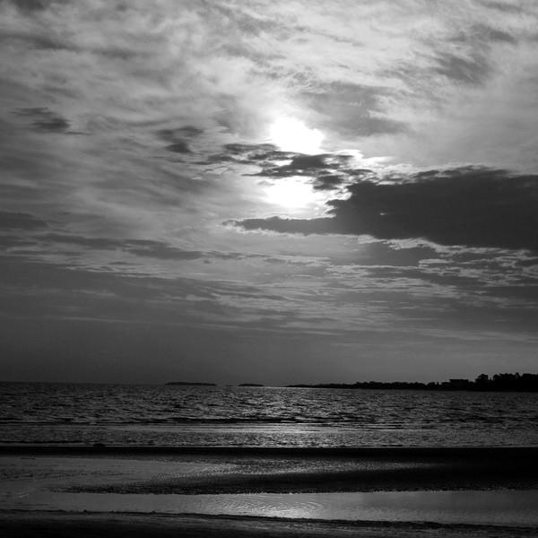 アートパネル インテリア 海 壁掛け 海 モノクロ モダン 雑貨 家具 インテリア おしゃれ 海外風景 モダン 額付き 写真 Bh210 026 アートパネル専門店 Pengiiino