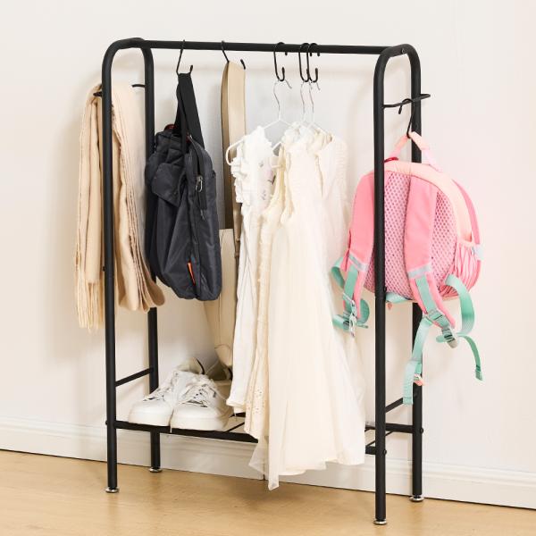 【スリムなラック】奥行20cmのコンパクトな収納ラックです。圧迫感がなく、スペースが限られる玄関や廊下にも設置しやすいです。【帰宅後のカバンの定位置に】ついつい床置きしてしまいがちな、リュックやバッグの収納に。棚付きなのでスリッパや小物も一...