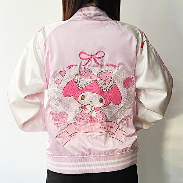 サテンの光沢ある生地で淡いカラーが可愛い！バッグに大きくキャラクター刺繍されたスカジャンです。袖の部分や胸にもワンポイントが入っています。可愛くもカッコよくもコーデできちゃうアイテムです♪普段使いはもちろん、テーマパークにも！ユニセックスサ...