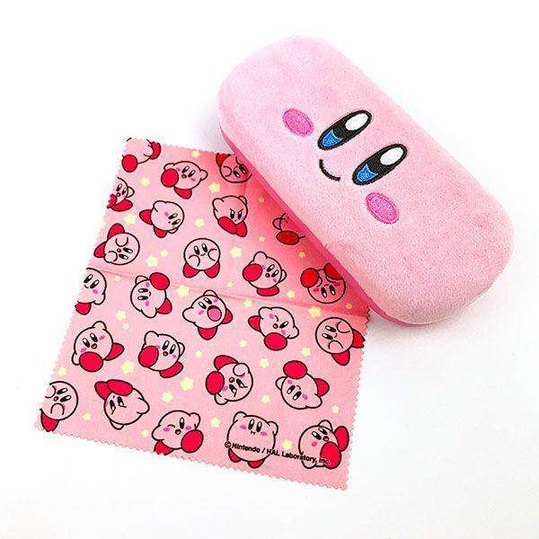 大人気の星のカービィのメガネケースです。蓋は、毛素材でやわらか♪付属のメガネクロスはカービィの総柄です。◆サイズ：7cm×15.5cm×4cm