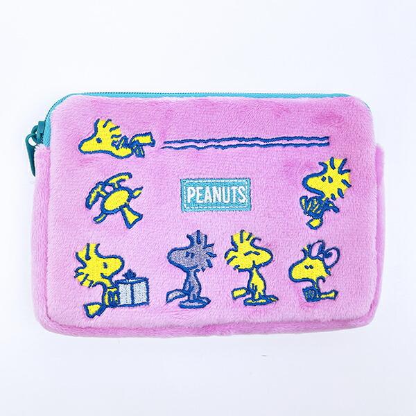 スヌーピーのキャラクターたちが可愛いポーチ付きパスケース♪可愛いだけではなくポーチの中にミニポケットも付いていてティッシュも入る実用的なパスケースです☆彡