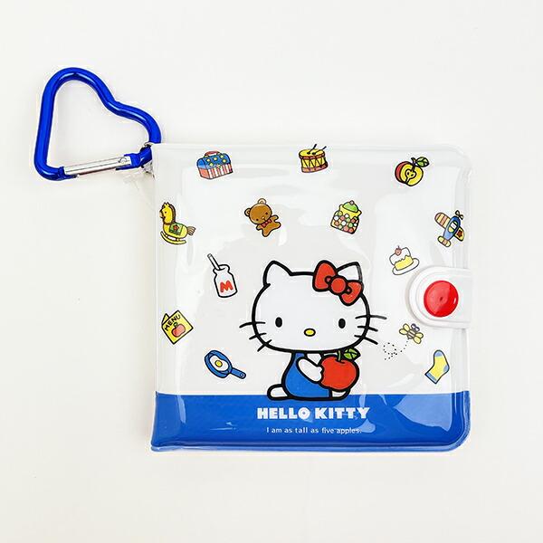 PVC素材がレトロっぽいキティちゃんのかわいいお財布です♪ハート型のカラビナ付きでカバンにも付けられる♪背面にはパスケースカード入れもついていて便利◎ちょっとした汚れや水滴でも軽く拭くことができる♪