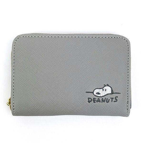 傷が目立ちにくい型押しの合皮素材のスヌーピーがかわいいパス付きコインケース。コンパクトだから携帯しやすい！サイズ：8cm×12cm×1.5cm