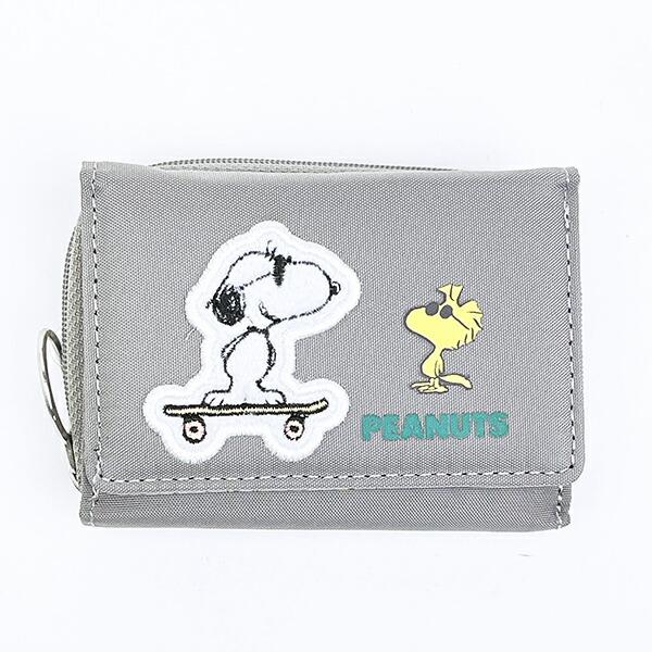 ジョー・クールのコンパクト三つ折り財布です♪アップリケがとってもキュート♪お札と小銭入れが別々で使いやすい♪ファスナー開閉の小銭入れ部分はガバっと開いて取り出しやすく、三つ折りでコンパクトにまとまるお財布♪内側はお札入れとカードポケットつき...