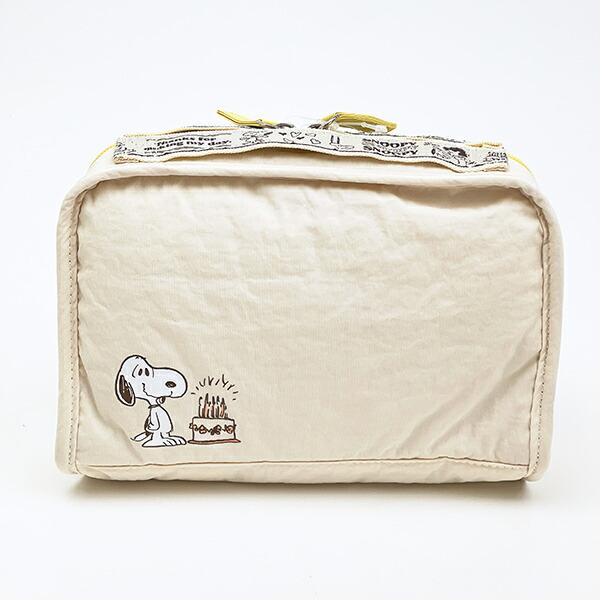 スヌーピーのポケットがいっぱいのポーチにです。仕切りがたくさんあり、旅行に大活躍！通帳・パスポートが収納できるサイズのフリーポケット、カードや小物入れに便利なメッシュポケット、貴重品やカード入れに便利なファスナーポケット、ガジェット用品を収...