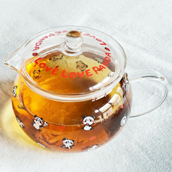丸みを帯びた形がかわいい耐熱ガラスポットが登場です。表情様々なルネパンダといちご柄がかわいい！ちょうど良いサイズ感でおうちや職場のひとときに。きれいな発色の秘密は国内での焼き付けです。ガラスにもこだわった、透明度の高い耐熱ティーポットです。...