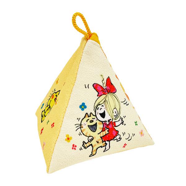 ちりめん生地の和テイストがかわいいシリーズです♪珍しい三角形のポーチは持っているだけでワクワクしちゃう可愛さ◎ちょっとしたものを入れて亜土ちゃんとお出かけしてくださいね♪