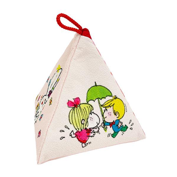 ちりめん生地の和テイストがかわいいシリーズです♪珍しい三角形のポーチは持っているだけでワクワクしちゃう可愛さ◎ちょっとしたものを入れて亜土ちゃんとお出かけしてくださいね♪