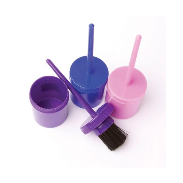 蹄油用ブラシ。他のグルーミング用品が汚れるのを防ぐ容器付き。