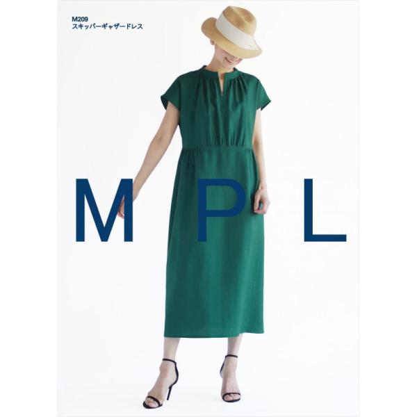 衿のあるスキッパータイプのプルオーバー。身頃とスカートには交互にギャザーが入ったふんわりとしたドレス。身頃はゆとりが多いがハイウエストの切り替えが軽くフィットして見える。前あきホック仕様で前を閉じて着用できる。◆適した布地：薄地〜中厚程度の...