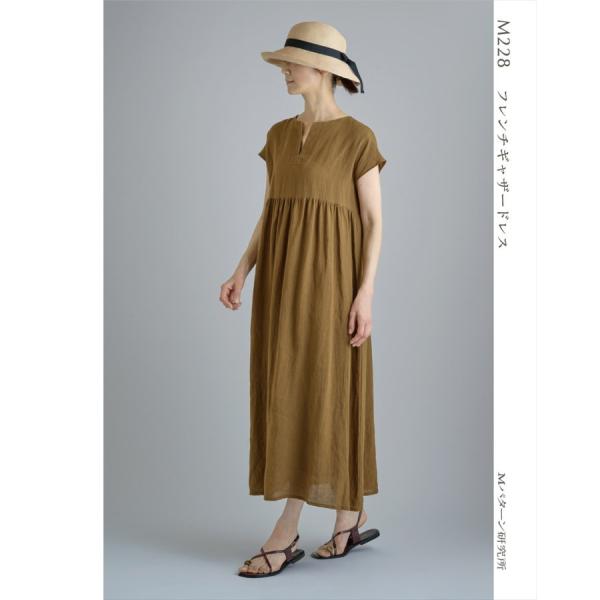 すっきりとしたフレンチスリーブで身幅が広く、ハイウエストからのたっぷりとしたギャザーが特徴のロングドレス。前の衿元はスキッパーあきのプルオーバータイプで簡単な仕様。肩幅が広く、小さな袖に見え、身幅がゆったりとしていて身体のラインを拾いません...