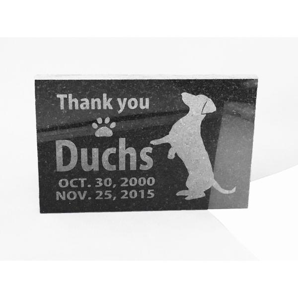 オーダーメードのペットのメモリアルプレートです。本黒御影石のプレートに、ペットちゃんのお名前や、お誕生日、ご逝去日、碑文などの文字情報と、ペットちゃんのシルエット画像を、サンドブラストにより、彫刻してお届けいたします。ご注文をいただきました...