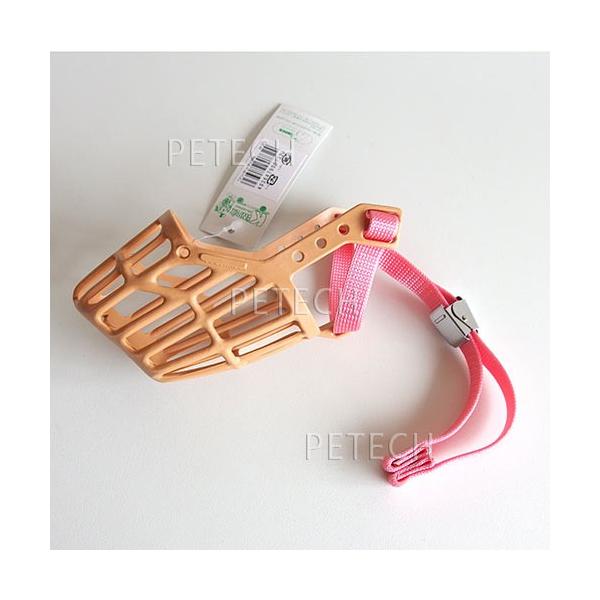 取り付けづらいワンちゃんにも装着が楽なよう、ワンタッチ留め具がついています。口輪部分はプラスチックになっています。ベルトはナイロン製。サイズに合わせて選べる４種類。AとBの長さを参考にしてお選びください。A 4.5×B 21マルチーズなど。...