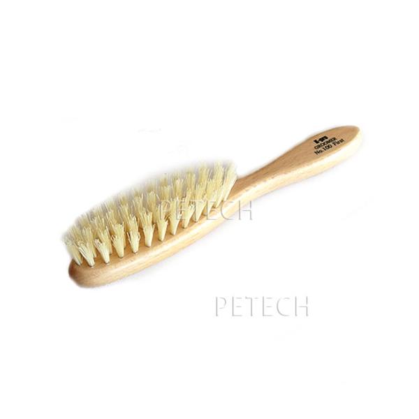 パピーやシニア向けの少し柔らかめの軟毛タイプ。ブラッシングデビューやブラシ嫌いなった子の練習用に最適です。ブラッシングに慣れてもらう事を第一に考えた優しい肌さわりのブラシです。国産品。 サイズ 全長：175mm、ブラシ幅：26mm、毛の長さ...