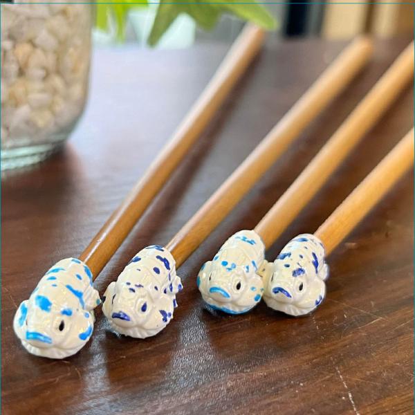 ベタの顔がついたスティックです。ベタのフレアリング（威嚇）用。手作りの為柄にばらつきがあります。1〜2枚目が実際にお送りする柄のサンプルです。バリエーションの中から1本をお送りいたします。※3〜5枚目はサイズ参考用写真です。★お届けについて...