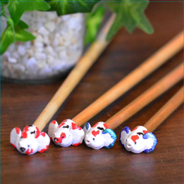 ベタの顔がついたスティックです。ベタのフレアリング（威嚇）用。手作りの為柄にばらつきがあります。1〜2枚目が実際にお送りする柄のサンプルです。ホワイトとブルーのバリエーションがありますので選択可能です。※3〜5枚目はサイズ参考用写真です。★...