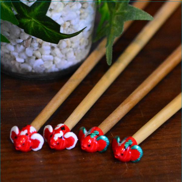 ベタの顔がついたスティックです。ベタのフレアリング（威嚇）用。手作りの為柄にばらつきがあります。1〜2枚目が実際にお送りする柄のサンプルです。ホワイトとブルーのバリエーションがありますので選択可能です。※3〜5枚目はサイズ参考用写真です。★...