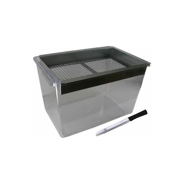 菌床ブロックを均一な粒目にすばやく崩す事ができ、詰換後の菌糸もムラ無く再成できる専用ツールです。 菌床ボトルの購入に比べ、ブロックからの加工は多頭数飼育のブリーダーにとって低コスト化がはかれます。皮をはぐのやカットするのに便利なナイフ付。 ...