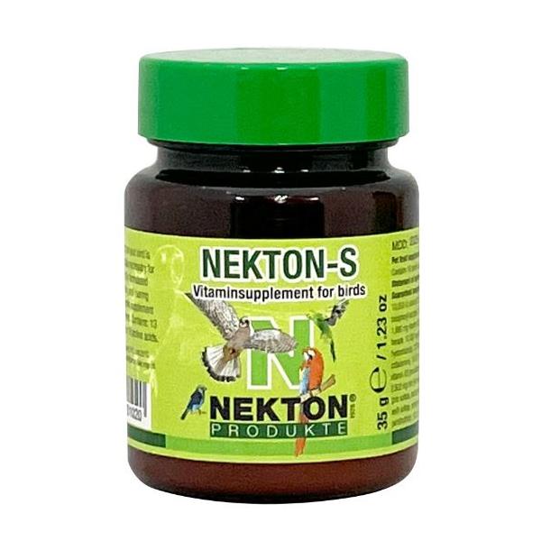 Sには各種ビタミンの他に微量元素、アミノ酸が含まれています。これは飼育下での鳥のほとんどがカゴ飼い、ゲージ飼いであり、与えられる餌についても人の手によるもので、自然界で採取する餌とは異なる為、不足する物質が発生します。そうすると、鳥達はゆっ...