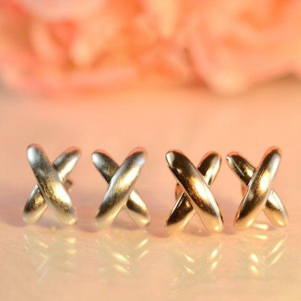 [Release date: December 29, 2025]シンプルなクロス型のピアスがどんなシーンにもピッタリです。ワンランク上の大人のセンスが光る一点になります。ホワイトゴールドとピンクゴールドお好きな色を選べます。どんなコーディ...