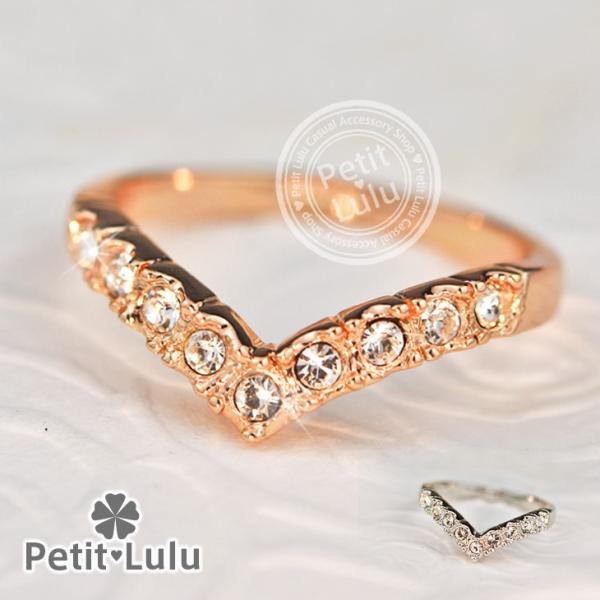 [Release date: January 6, 2026]凛と輝くダイヤモンドCZが印象的な、落ち着きのある高貴なリングで洗練された雰囲気ある大人の女性の手元を魅せてくれます。9石のダイヤモンドCZを「Ｖ字」のラインにデザインした格調高...