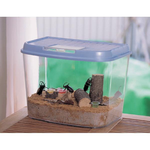 昆虫の飼育にぴったり！プラスチック製の飼育ケースです。大型の昆虫を複数飼育できる大型タイプ。幼虫から成虫まで一貫して飼育できるように、充分な深さをもたせてあります。側面からでも中の様子が観察しやすいように、壁面を曲面にしました。また、フタに...