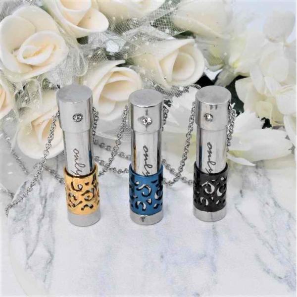 愛する大切なペットちゃんの骨や毛、爪などを納めて、いつも一緒に寄り添うことのできる遺骨ペンダントです。お詰めいただく部分の内径は、狭いので、固形であれば小さなもの、または粉末状にしたお骨などを、お詰めしていただくタイプになります。カラーは、...