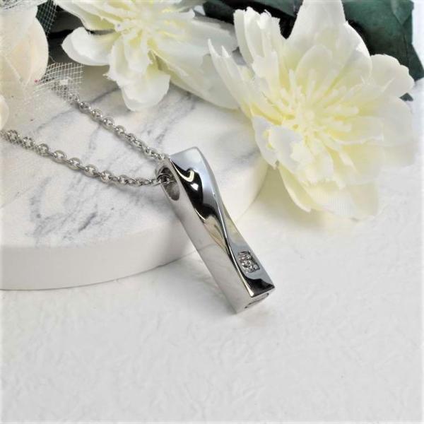 愛する大切なペットちゃんの骨や毛、爪など（粉末状にしたものをお詰めください。）を納めて、いつも一緒に寄り添うことのできる遺骨ペンダントです。お詰めいただく部分の内径は、約4ｍｍと狭いので、固形ではなく、粉末状にしたお骨などを、附属の漏斗を使...