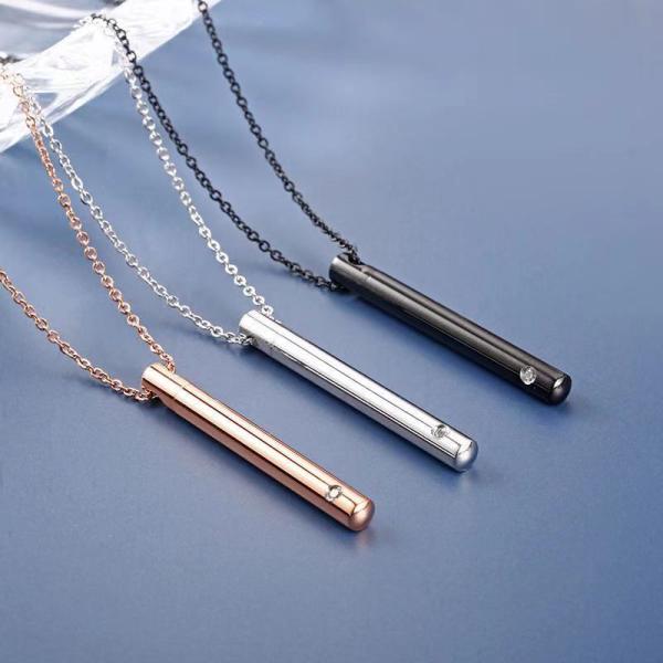 愛する大切なペットちゃんの骨や毛、爪などを納めて、いつも一緒に寄り添うことのできる遺骨ペンダントです。カラーは、シルバー、ローズゴールド、ブラックの3色からお選びいただけます。トップ本体サイズ：高さ　約46ｍｍ　　　　　　　　　　外径　約5...