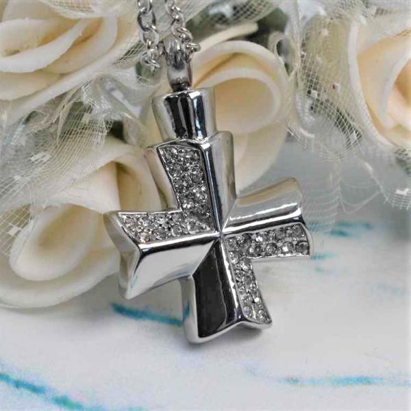 [Release date: April 7, 2021]愛する大切なペットちゃんの骨や毛、爪など（粉末状にしたものをお詰めください。）を納めて、いつも一緒に寄り添うことのできる遺骨ペンダントです。お詰めいただく部分の内径は、約4ｍｍと狭い...