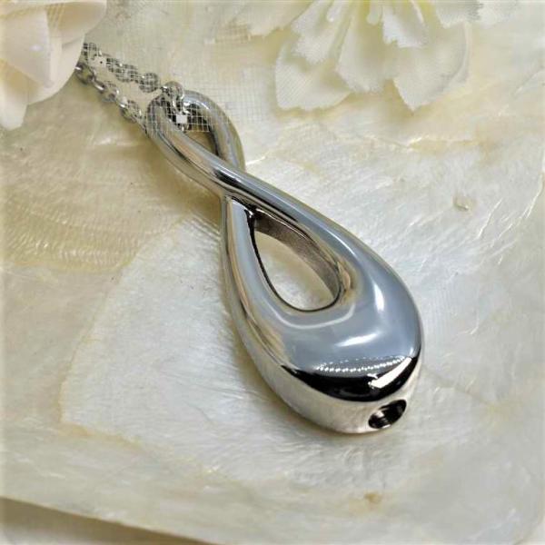 [Release date: April 8, 2021]愛する大切なペットちゃんの骨や毛、爪など（粉末状にしたものをお詰めください。）を納めて、いつも一緒に寄り添うことのできる遺骨ペンダントです。お詰めいただく部分の内径は、約4ｍｍと狭い...