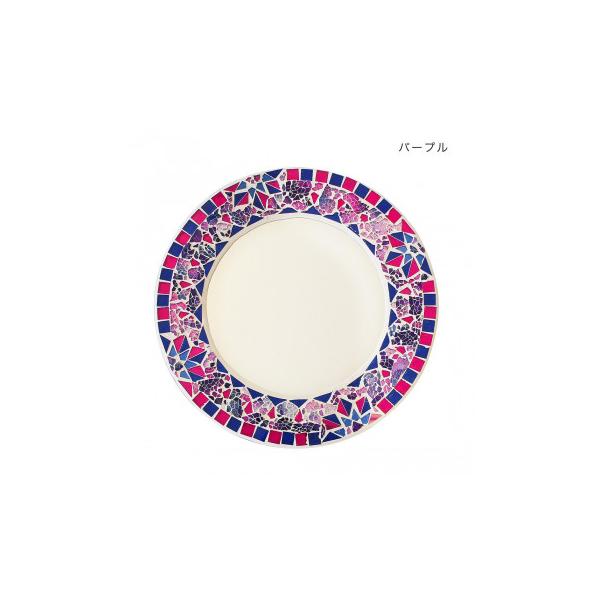 職人による手作業で1つ1つ丁寧にモザイクを組み合わせ縁どられたミラー。鏡をのぞくたびに気分が上がります。