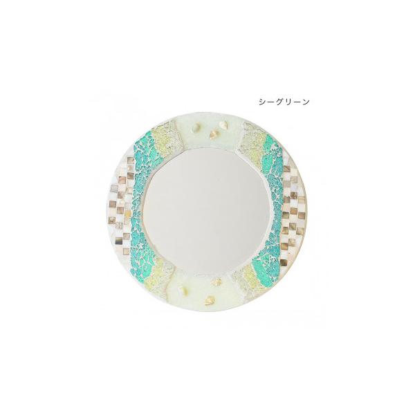 職人による手作業で1つ1つ丁寧にモザイクを組み合わせ縁どられたミラー。鏡をのぞくたびに気分が上がります。