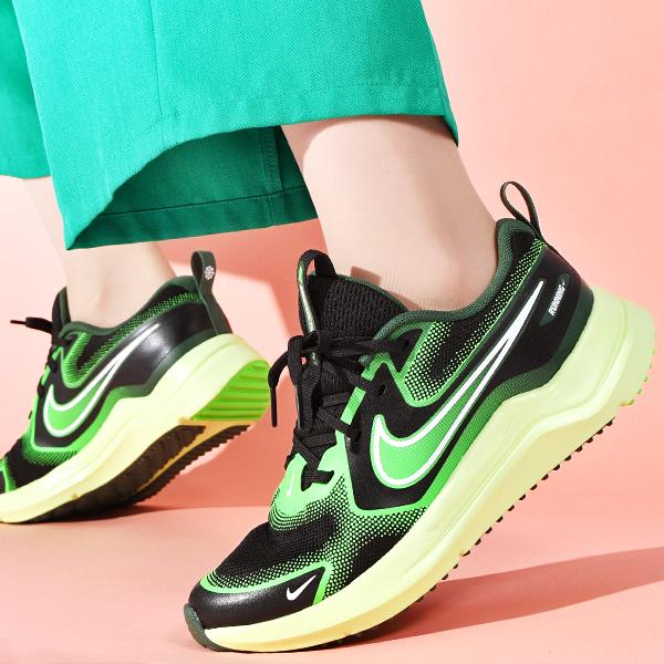 Nike ランニングシューズ ブラック/グリーン NIKE（ナイキ） ジュニア スニーカー ランニングシューズ コズミック