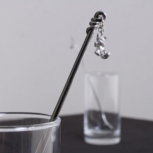 作家のハンドメイドで作られた猫のチャームがアクセントになったロングスプーンです。パフェスプーンやマドラーとして使用します。ネコ好きさんにおすすめです。サイズ:190mm重量:15g材質:ステンレス、錫生産国:日本※メール便(ゆうパケット)で...