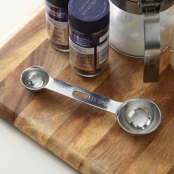 厚みのある高級ステンレスで作られており、細部までこだわられた仕上げ。重厚感があり、一度手に入れれば一生ものとして愛用できます。片方が大さじ（15cc）でもう片方が小さじ（5cc）になっているので1本あれば便利。プロも使っているロングセラーア...