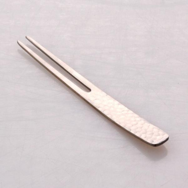 槌目がとても上品で高級感があるピックフォークです。フルーツや菓子楊枝にも使えます。使い勝手も良い形でオススメです。サイズ:91mm材質:18-8ステンレス加工:マット仕上げ重量:5g生産国:日本(新潟県燕三条）
