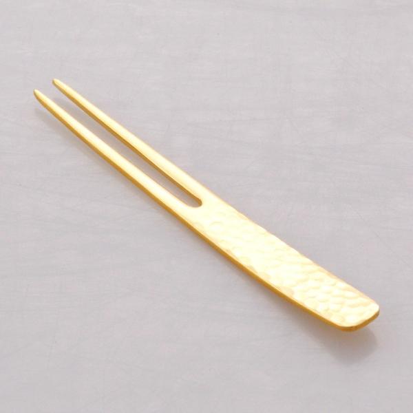 槌目がとても上品で高級感があるピックフォークです。フルーツや菓子楊枝にも使えます。使い勝手も良い形でオススメです。サイズ:91mm材質:18-8ステンレス加工:金メッキミラー仕上げ重量:5g生産国:日本(新潟県燕三条）