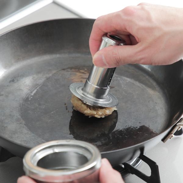 ステンレス製のコンパクトな油ひきセットです。フライパン、鉄板、スキレットといった鉄製の調理道具におすすめ。油をまんべんなく簡単に塗ることができ、量も節約できるから経済的。キッチンペーパーを使っている人はペーパーの消費量も抑えられます。たまご...