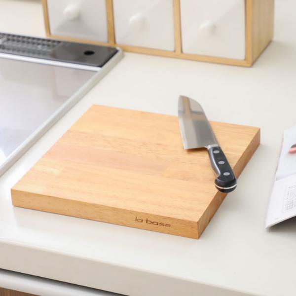料理研究家 有元葉子氏デザインの人気ブランド「ラ・バーゼ」のまな板です。このまな板はゴムの木を使用。木製のまな板によく使われるブナ材に比べ、弾力があるので庖丁のあたりが良く、適度の重みもあり、乾きが早い為、まな板の材質として、とても適してい...