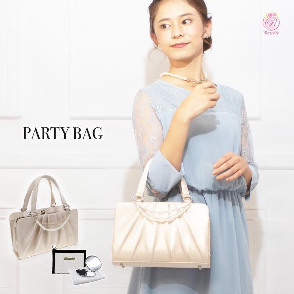 【艶やかなサテン布とビジューの レユシット Joie port】ボディー・持ち手・さらにバッグの内側までたっぷり贅沢にベージュのサテン布地を用いたパーティーバッグです。底には鋲付きで底擦れ防止になっており、自立します。付け外し可能な３連アク...