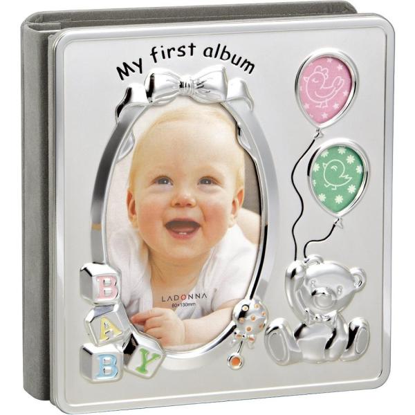アルバム部分にはL判サイズの写真を80枚収納可能表紙のフレーム部分にはハガキサイズ判1枚とミニサイズを2枚入れることができます（サイズの詳細は下記窓寸をご確認下さい）赤ちゃんの初めてのアルバムにぴったりのアルバムフレームしまい込まずにいつで...